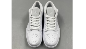 Air Jordan 1 low Triple White 4