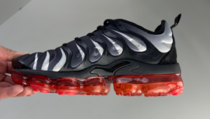 vapormax plus SharkTooth